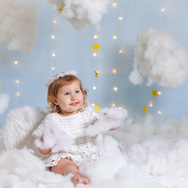 Baby engel zittend in de wolken opzoeken