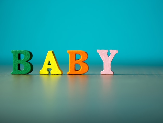 赤ちゃん。木製の文字色で作られた英字。アルファベット、赤ちゃん、木製、テーブル