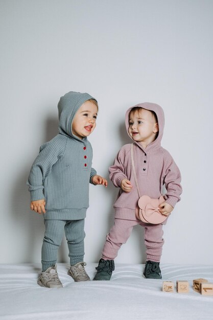 Фото Детская мода унисекс гендерно нейтральная одежда для младенцев две милые девочки или мальчики в хлопковом наборе