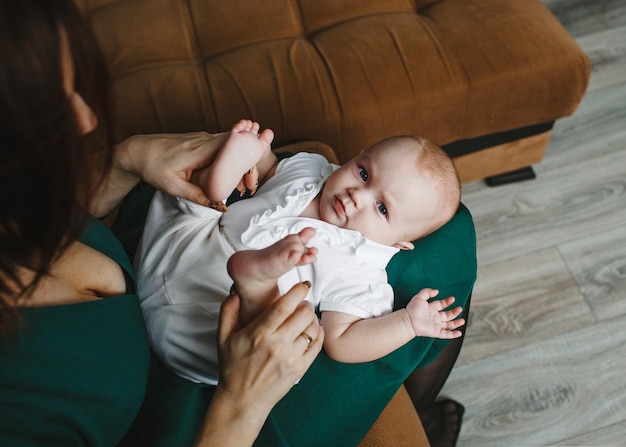 Piedi del bambino nelle mani della madre mamma e il suo bambino il concetto di una famiglia felice