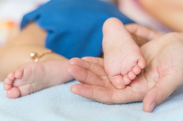 Photo baby feet on the mothers hand