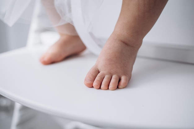 Фото Детские ножки на белом фоне