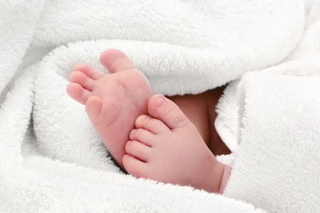 Piedi del bambino in un asciugamano