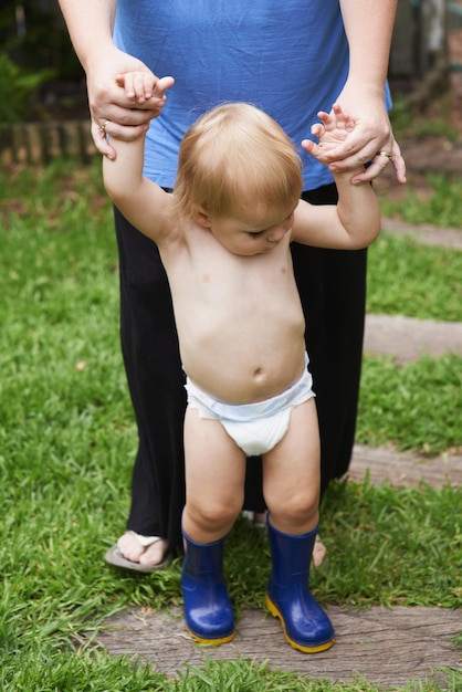 Foto i primi passi del bambino e dei genitori nello sviluppo e nella crescita all'aperto per la curiosità, il cortile e la casa, il bambino piccolo e la faccia in giardino da solo e i ricordi d'infanzia per il benessere, la pietra miliare e l'esplorazione