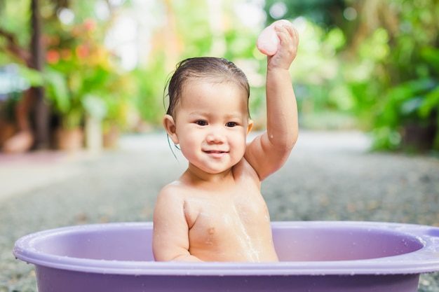 baby gebruikt een zeep om in bad te baden