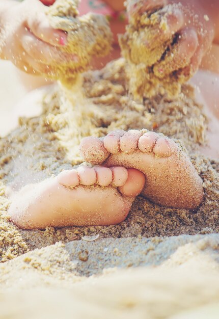 Bambina sulla spiaggia, in riva al mare. messa a fuoco selettiva