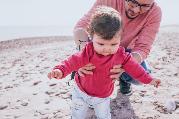 Foto bambina sulla spiaggia