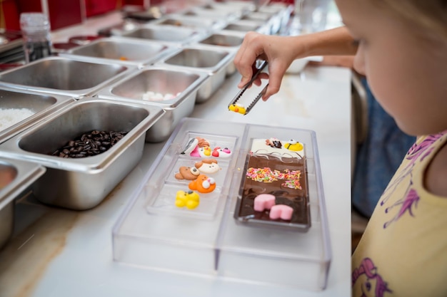 写真 手作りのチョコレートや子の作り方のレッスン中にワークショップにいる赤ちゃん