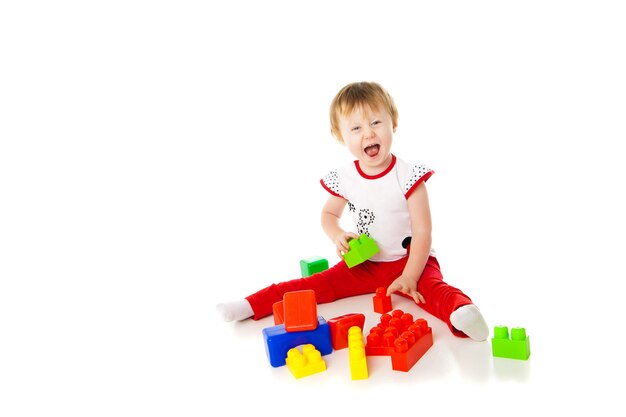 Foto la bambina sta giocando con i giocattoli educativi