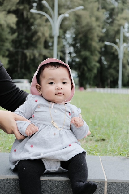 ピンクの帽子をかぶった女の赤ちゃん