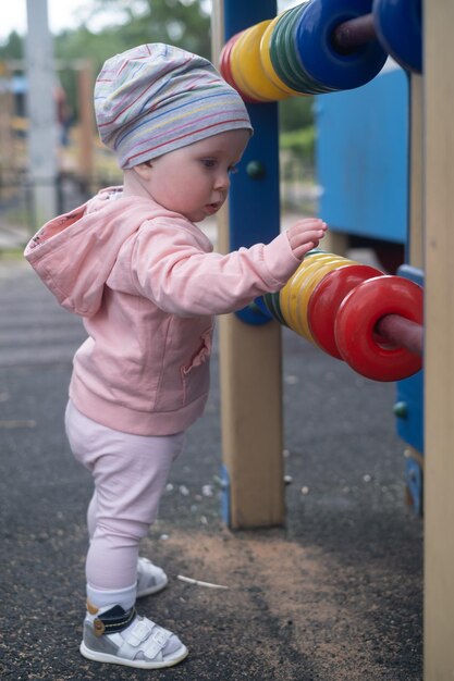 Neonata che gioca con gli anelli colorati nel parco giochi