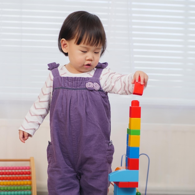おもちゃのブロックで遊ぶ女の子