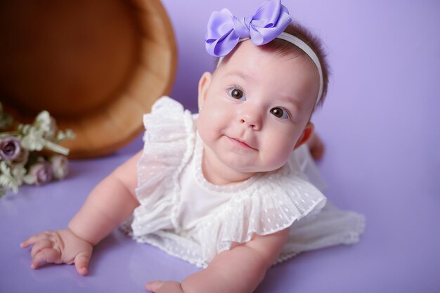 Foto bambina che posa e sorride sullo sfondo viola