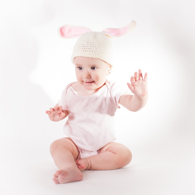 토끼 모자를 쓴 아기 소녀