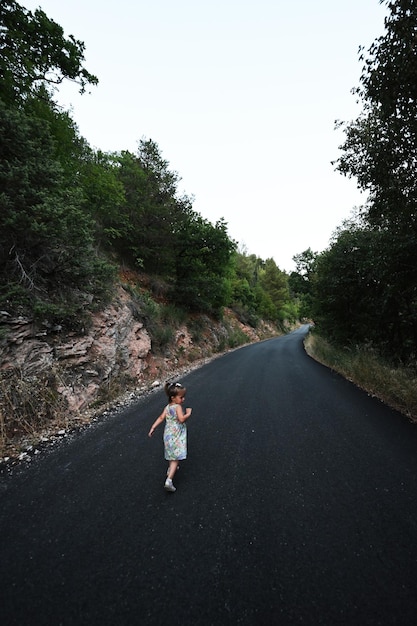 이탈리아 페루자 지방의 노세라 움브라 마을과 코무네의 산악 도로에서 달리는 여자 아기