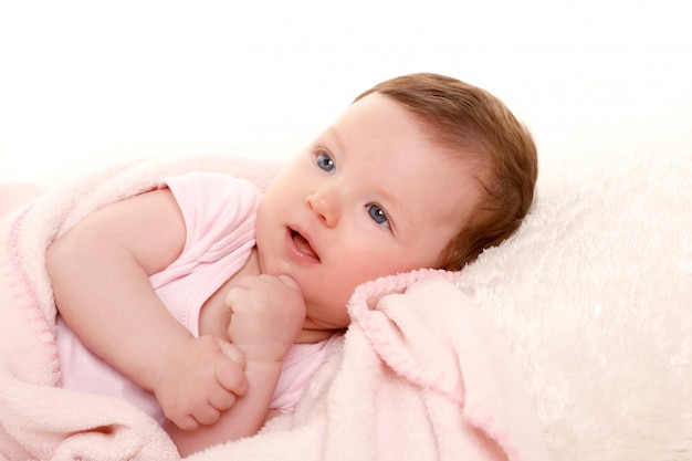 Bambina sorridente vestito in rosa con pelliccia bianca