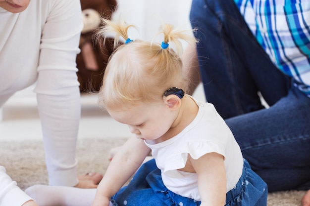 Bambina che indossa un apparecchio acustico.