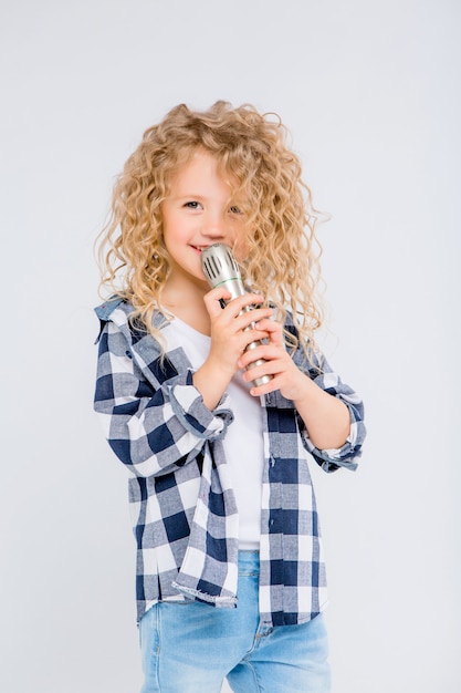 Photo baby girl with microphone smiling singing