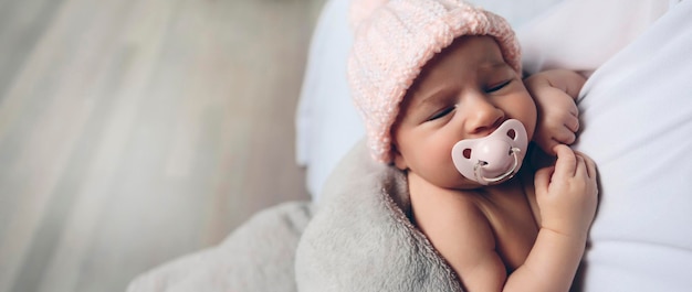 Foto neonata con il succhietto che dorme