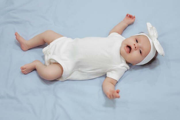 Photo baby girl with white flower headband