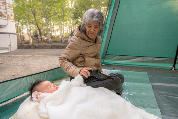 텐트에서 잠자는 아기와 할머니