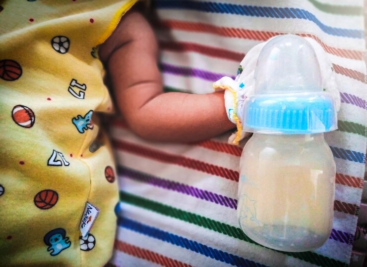 Photo baby hand holding bottle