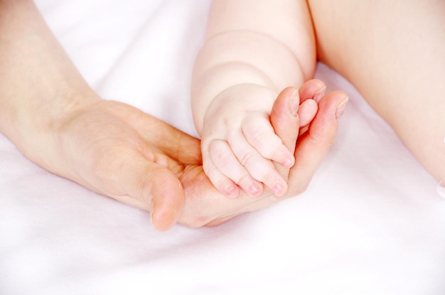흰색 절연 아기 손