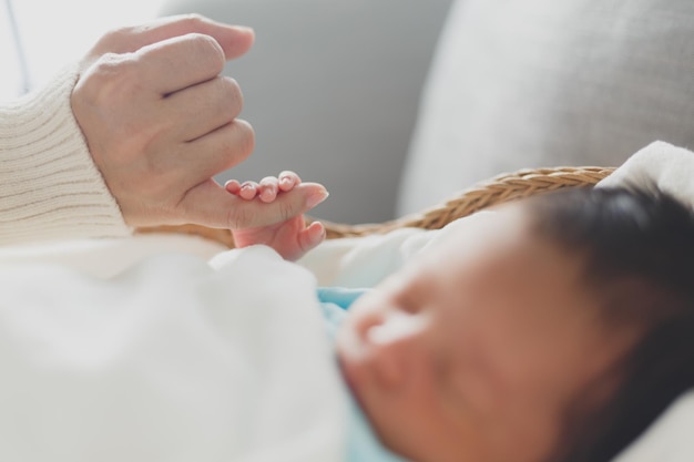 Photo baby hand with mom