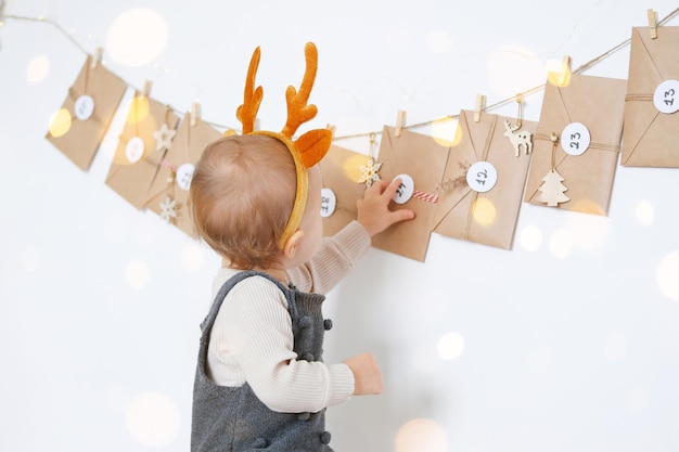 Foto un bambino un calendario dell'avvento fatto a mano preparazione al natale buste artigianali con numeri