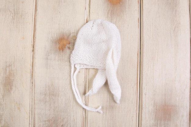 Photo a baby hat with a white wool hat with a long tail.
