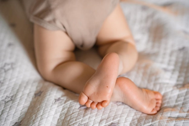 毛布の赤ちゃんのかかと小さな赤ちゃんの足の選択的なフォーカスコピースペース