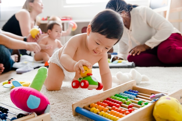 Baby het spelen met een houten auto