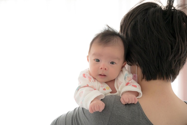 写真 抱きしめた赤ちゃん