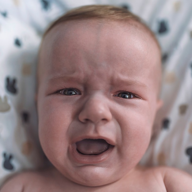 Baby, huilen, verdriet. Huilende babyjongen. Schreeuwende baby.