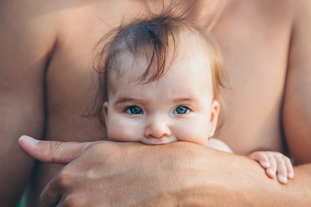 Baby in de armen van de vader. man die een kind vasthoudt