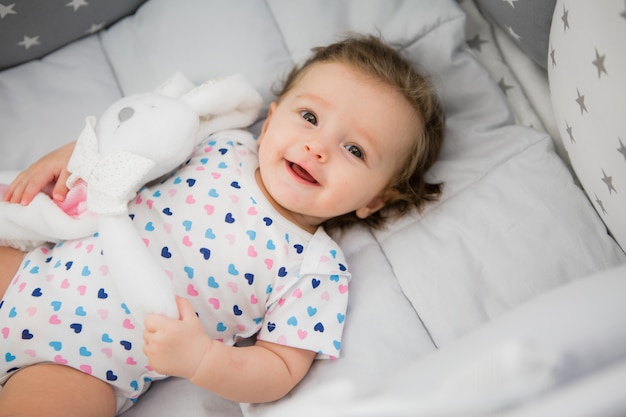 baby in een babybed op een lichte achtergrond