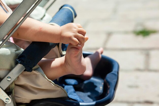 Baby in een kinderwagen