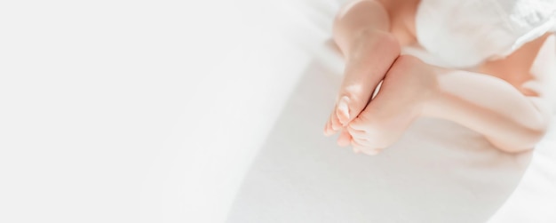 Baby in een luier ligt op een wit bed bovenaanzicht kopieerruimte