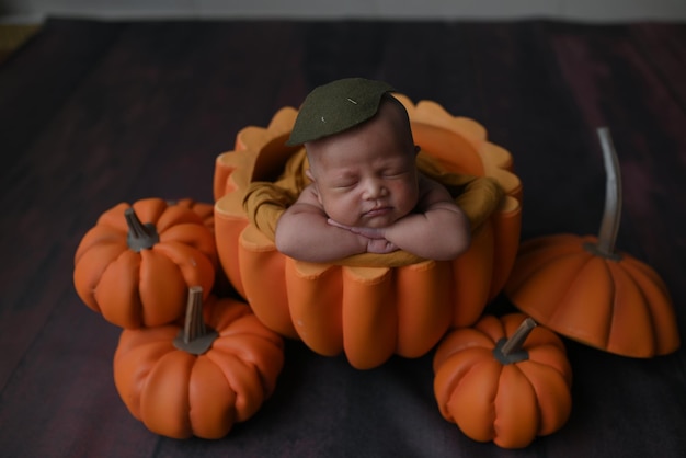 Baby in een pompoenkostuum