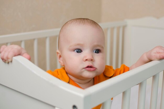 Foto baby in een wieg met een baby in oranje