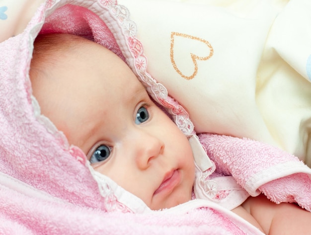 Baby in handdoek