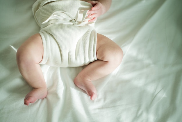 baby in herbruikbare katoenen luiers in bed