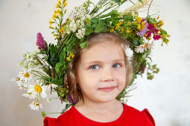 Baby in krans van wilde bloemen