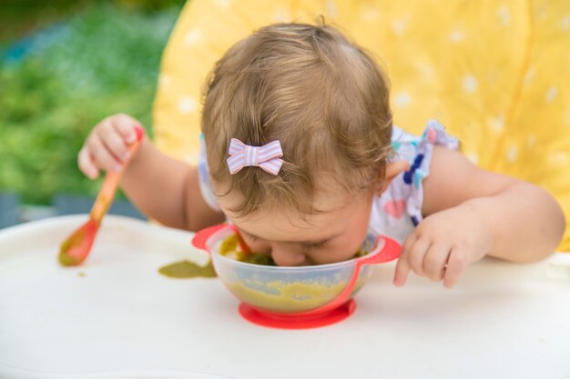 赤ちゃんは野菜のピューレを食べています。セレクティブフォーカス。子。