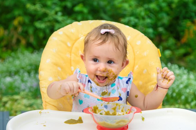 赤ちゃんは野菜のピューレを食べています。セレクティブフォーカス。子。