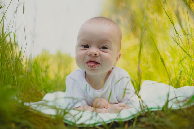 Il bambino giace nell'erba un bambino nella natura articolo per bambini