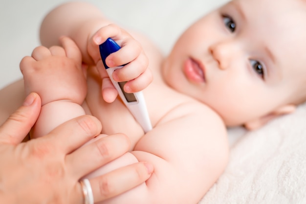 Il bambino viene misurata la temperatura dalla temperatura elettorale. la salute dei bambini