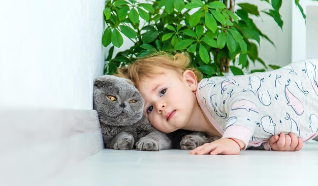 Photo baby is playing with the cat selective focus kid