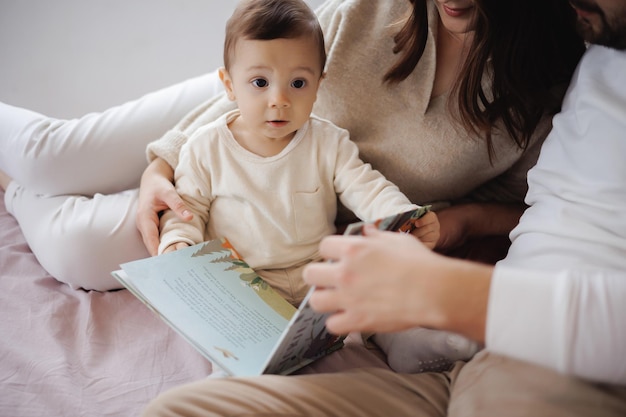 Foto un bambino sta leggendo un libro con una donna che tiene un libro