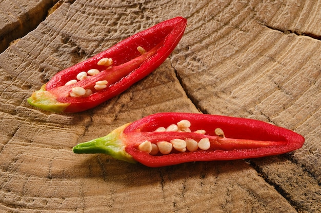 Baby jalapeno pepe tagliato a metà su un tavolo di legno